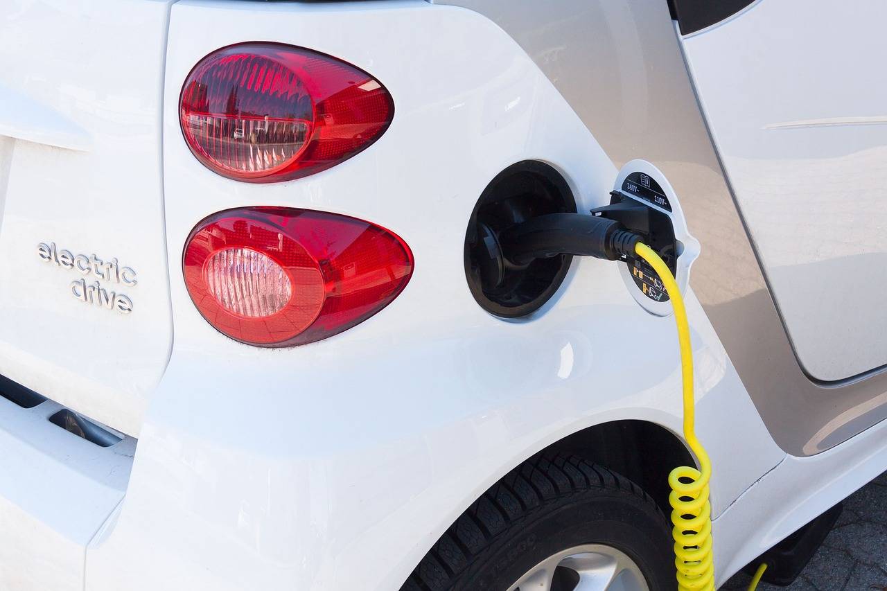 新能源产品密集推出 车企加速推动电动化转