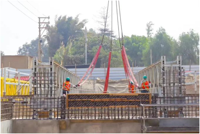 秘鲁瓦伊克罗洛河综合治理项目跨河贝雷桥启动吊装