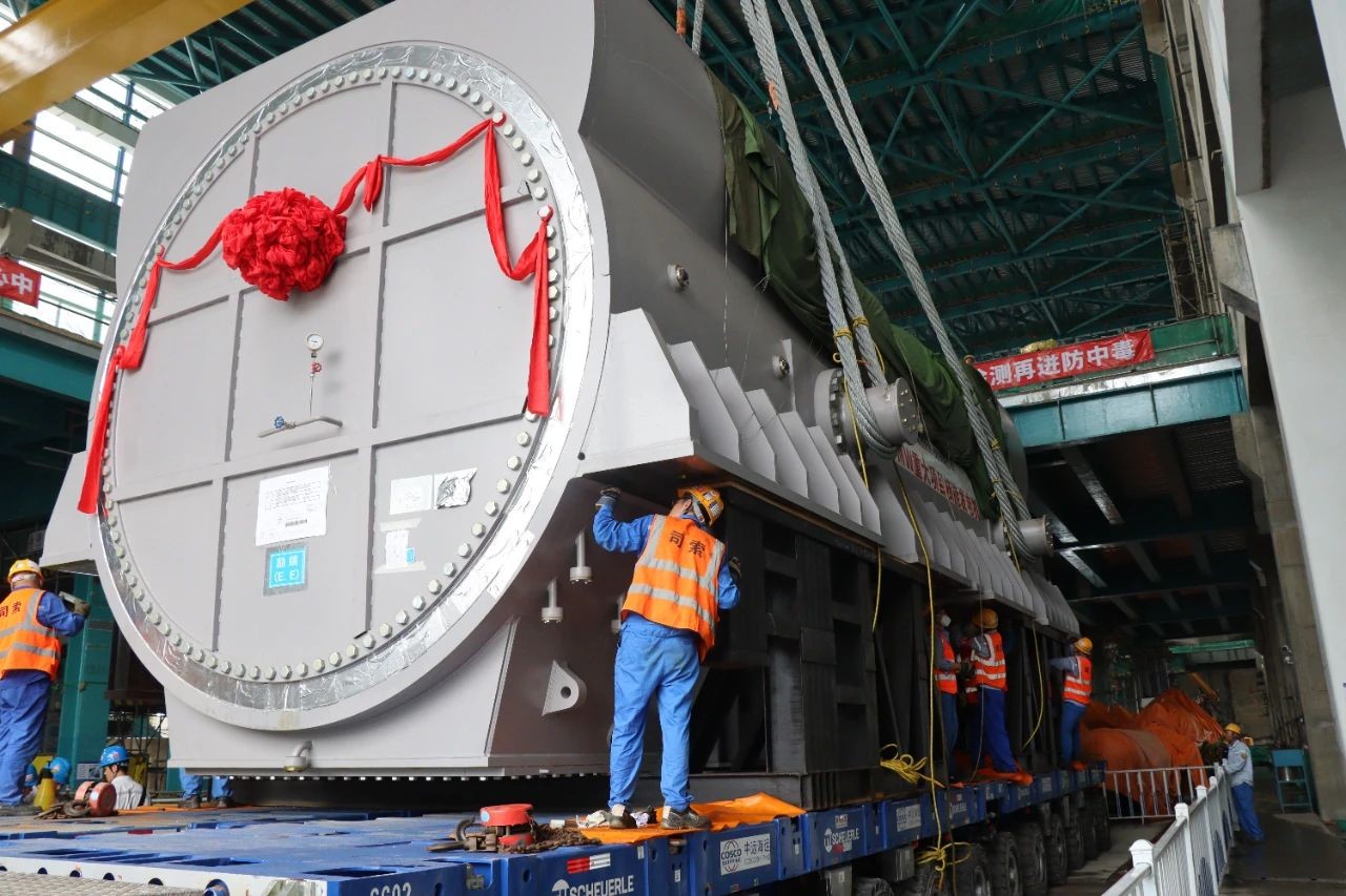 三澳核电项目2号机组常规岛发电机定子成功吊装就位