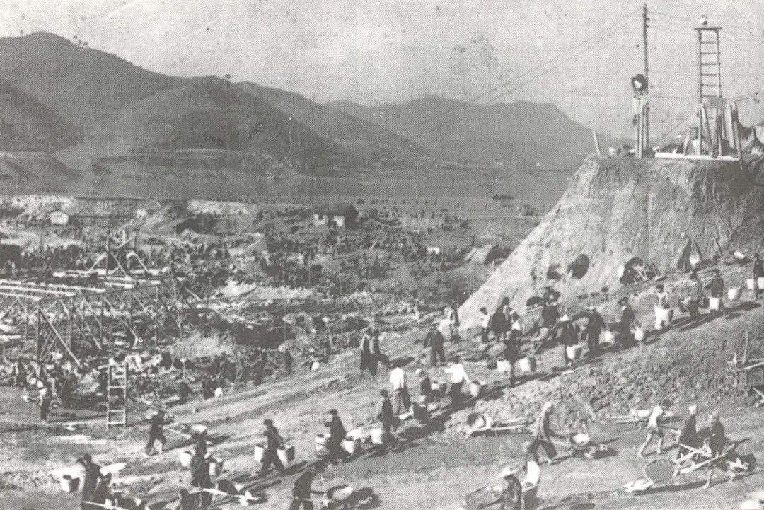 图1:建设时期肩挑人扛筑起西津电厂大坝的场景.png