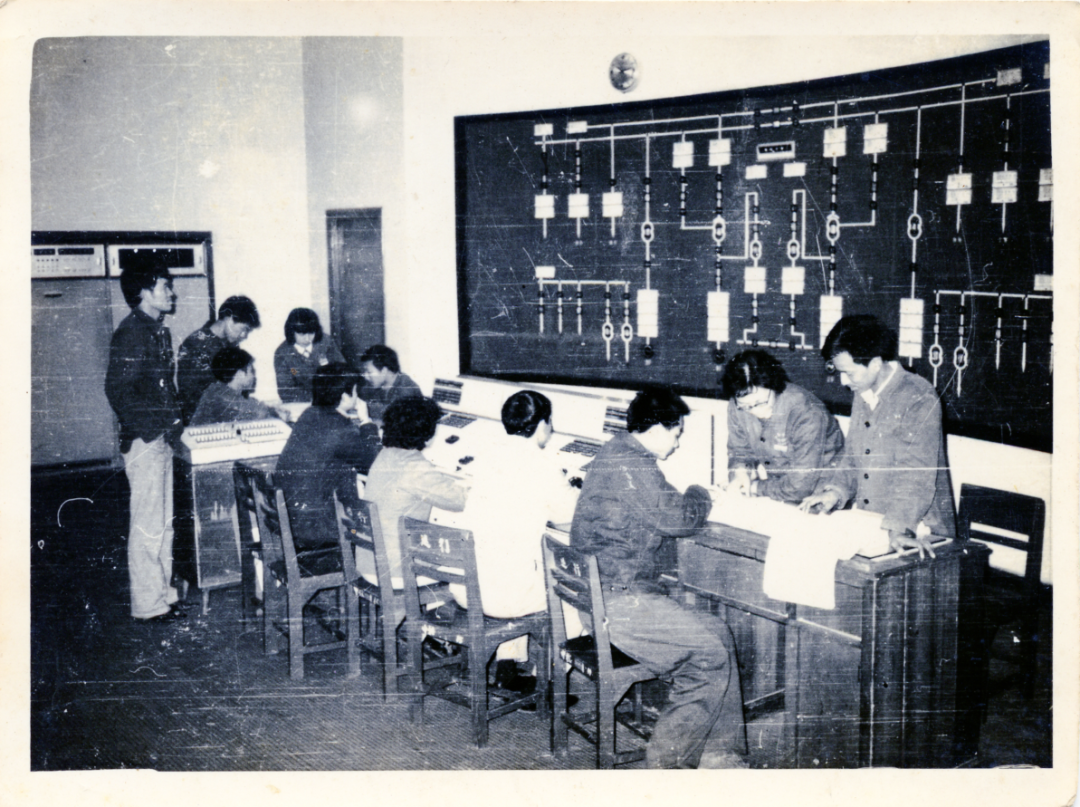 图2:90年年代西津电厂中控室值班情况.png