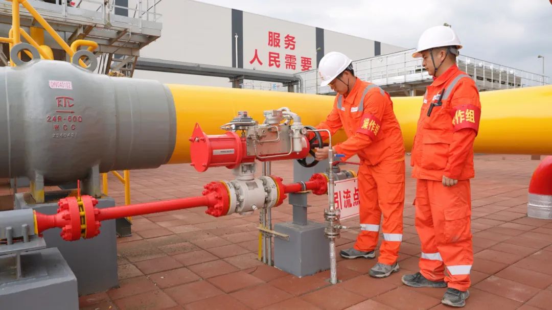 铜梁压气站员工操作现场.jpg