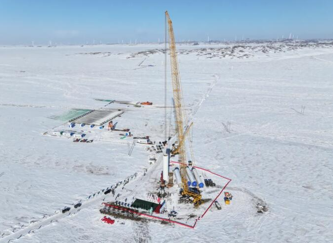 木垒100万千瓦风电项目I标段首台风力发电机组吊装作业顺利启动