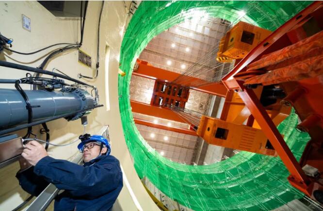 我国首套水轮发电机组巨型顶盖智能提升装备试验成功