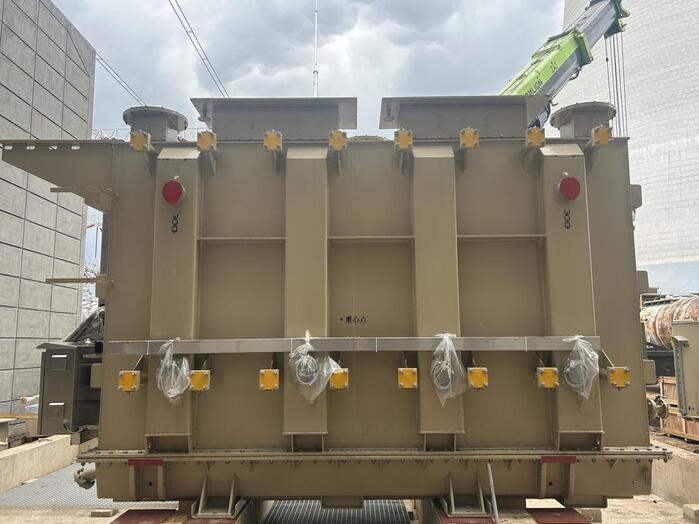 河北省石家庄市西柏坡电厂四期项目7号机组高压厂用变压器成功就位