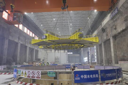 广东肇庆浪江抽水蓄能电站2号机组上机架吊装完成