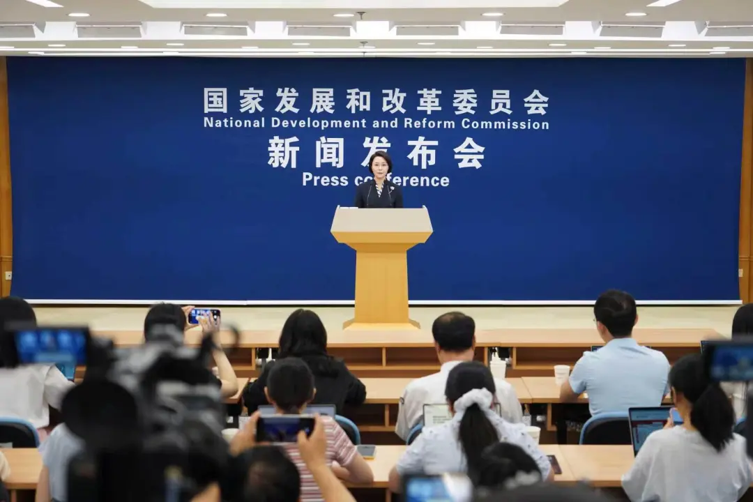 国家发改委：在算电协同方面，探索形成“源网荷储”一体化、“光伏直连+风电长协”等绿电多元利用模式