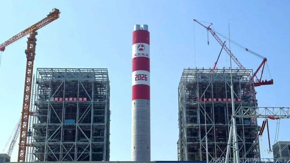 河北石家庄西柏坡电厂四期工程烟囱双钢内筒顺利到顶