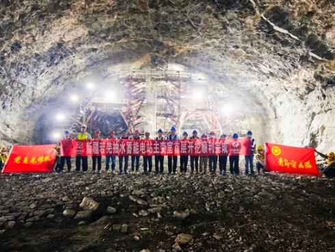 新疆若羌抽水蓄能电站主变室首层、主厂房二层开挖同日告捷