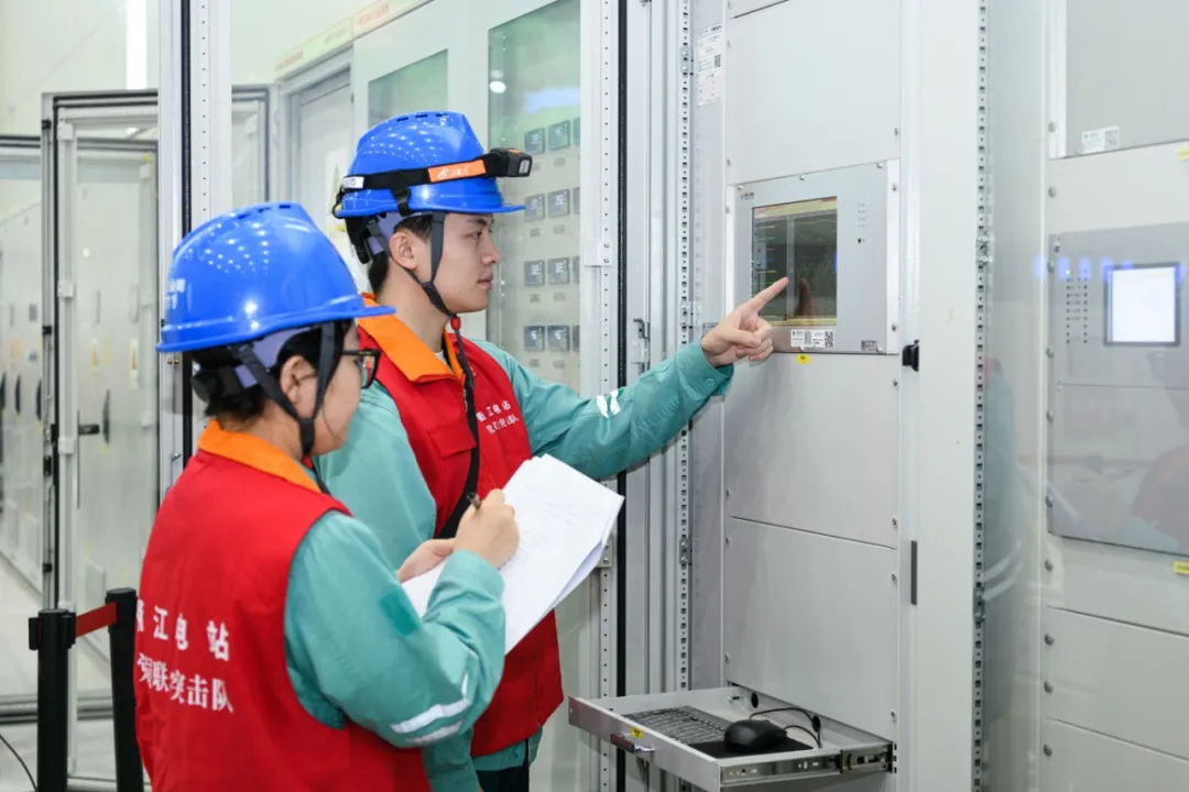 图2:国网新源衢江电站积极发挥党建引领作用,通过开展党建共建,与参建单位联合组织党员行动,共同推动首台机组高质量投运。图为党员联合突击队成员记录首台机组调试试验数据。.jpg