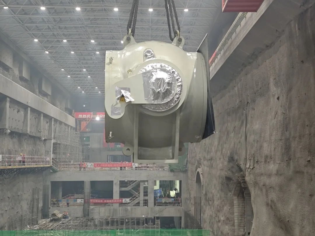精准吊装就位！浙江磐安抽水蓄能电站1号机组进水球阀安装取得关键突破