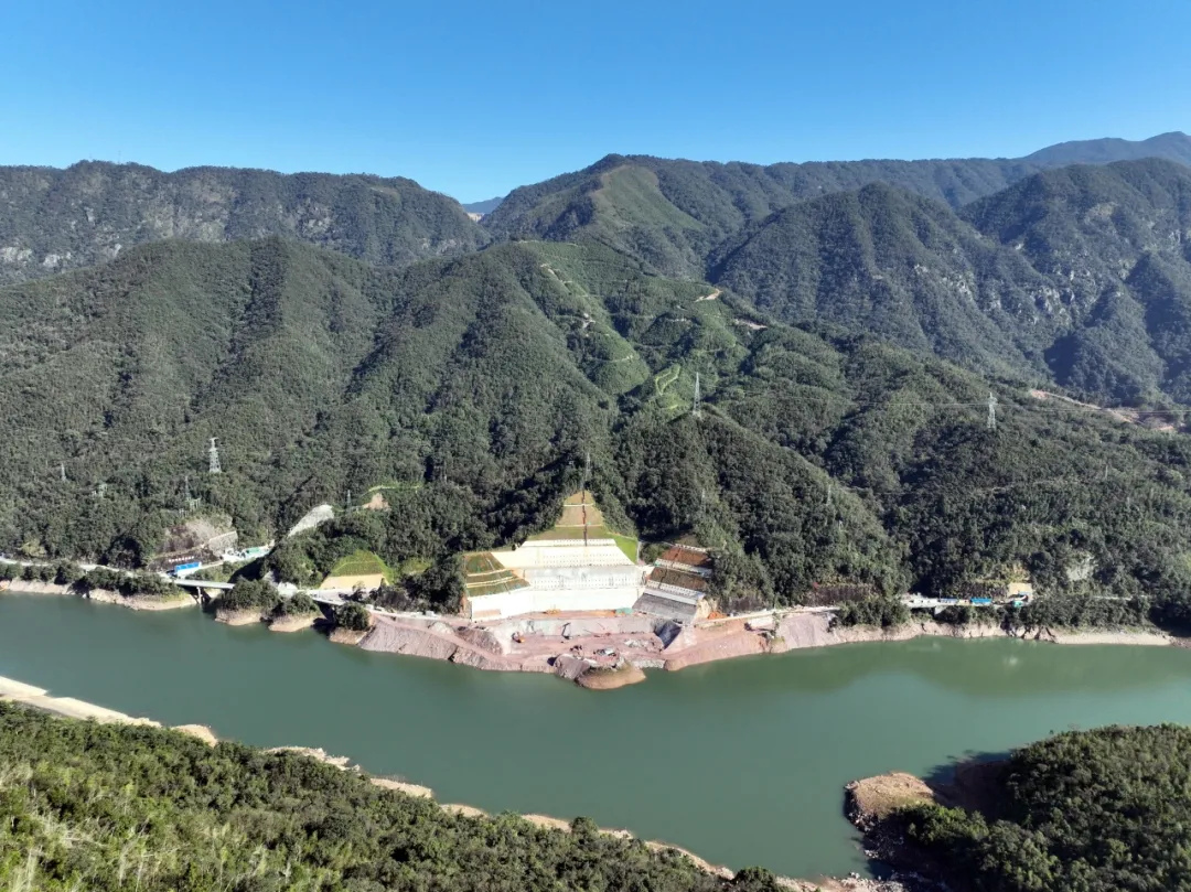 江西洪屏抽水蓄能电站二期下库进出水口闸门井平台以上高边坡开挖支护顺利完工