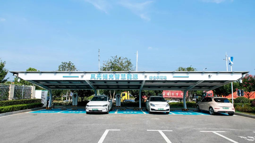 “风光储充”智慧能源综合示范充电站在南京江宁区投入运营