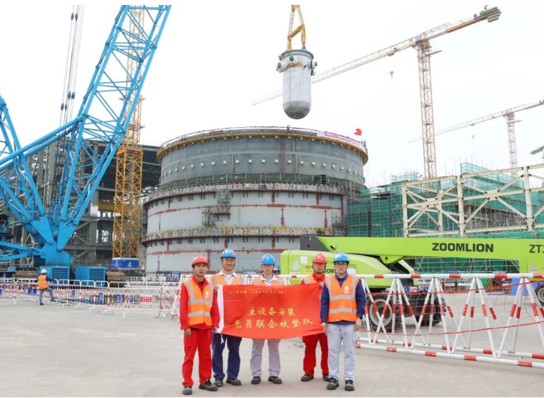 三门核电4号机组反应堆压力容器吊装就位