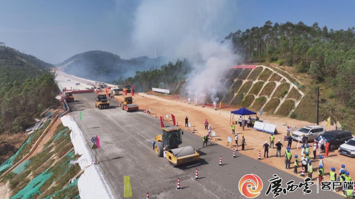 【广西新闻网】横钦高速钦州段启动路面施工