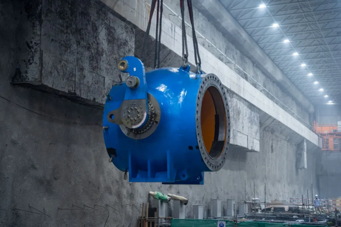 广东梅州抽水蓄能电站二期首台机组进水球阀吊装圆满完成