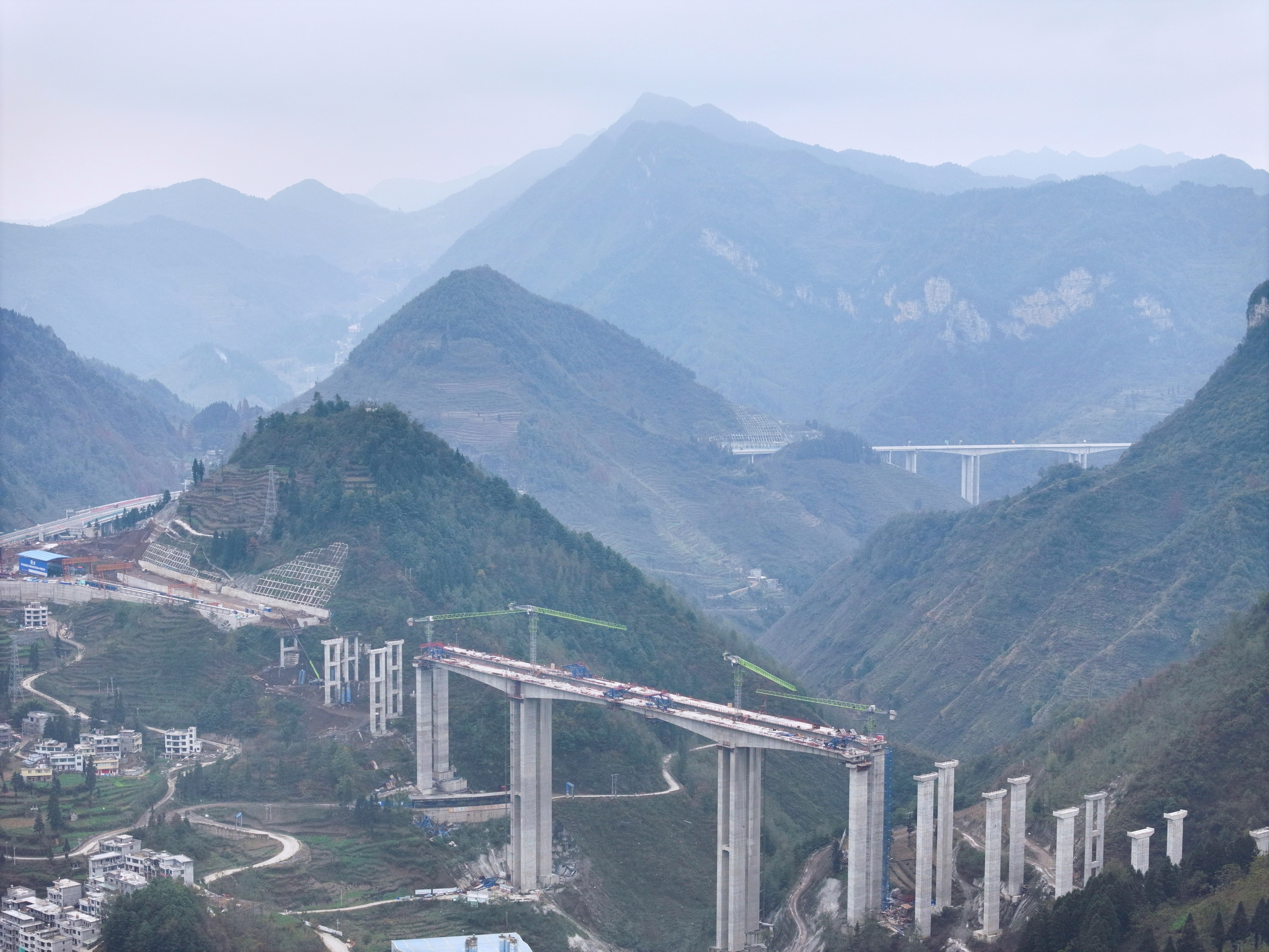 贵州纳赫高速项目威奢大桥主跨刚构全幅贯通