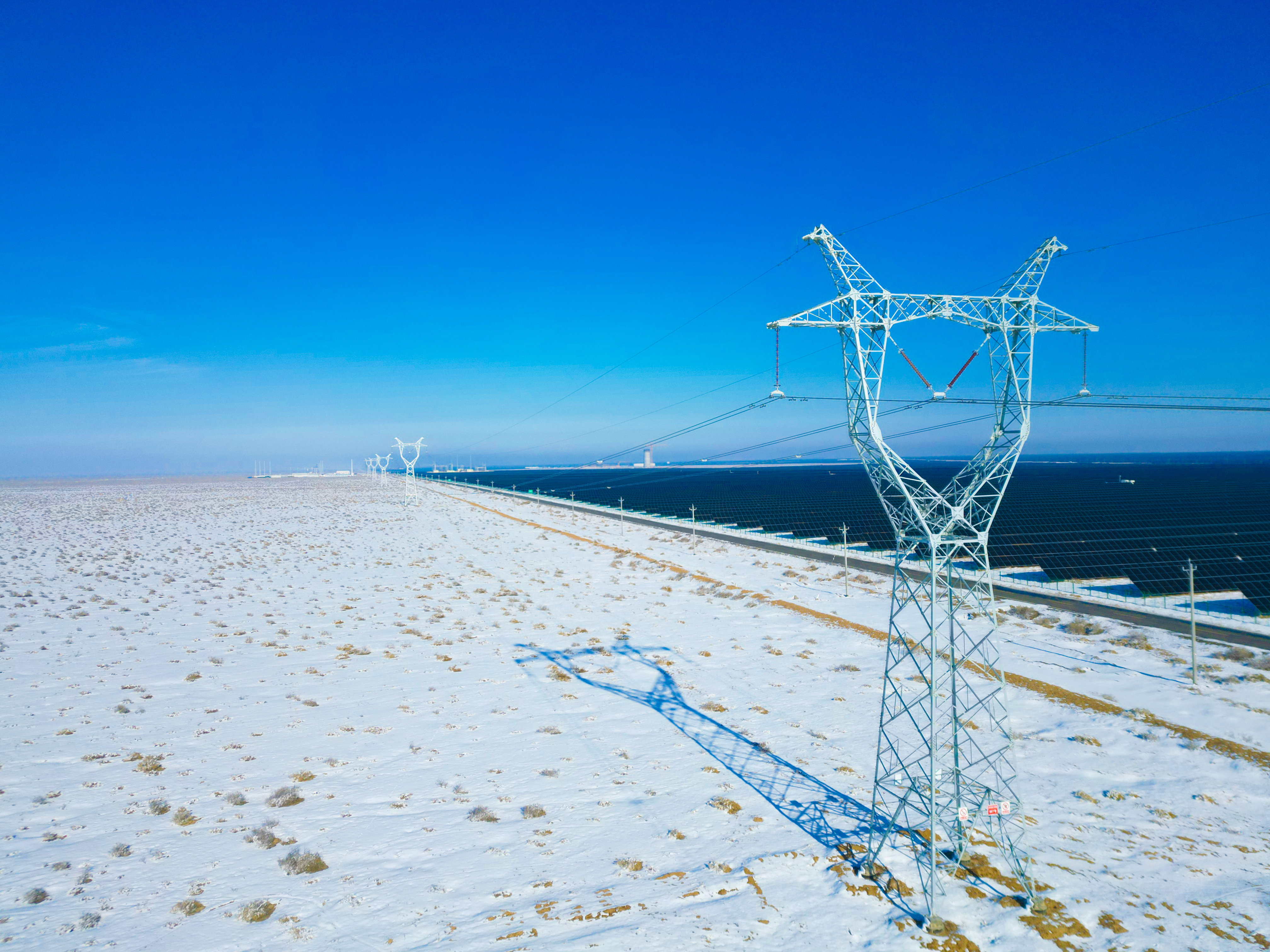 新疆昌吉阜康小泉升压汇集站220千伏送出工程成功送电投运