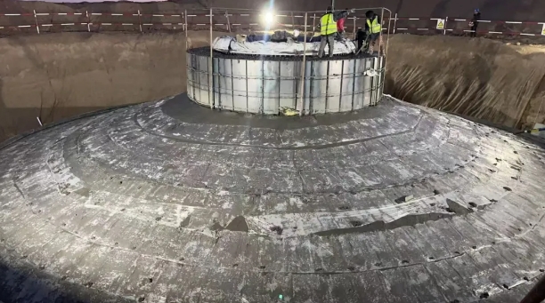 深能鄂托克风光制氢一体化合成绿氨项目风电首台风机基础浇筑完成