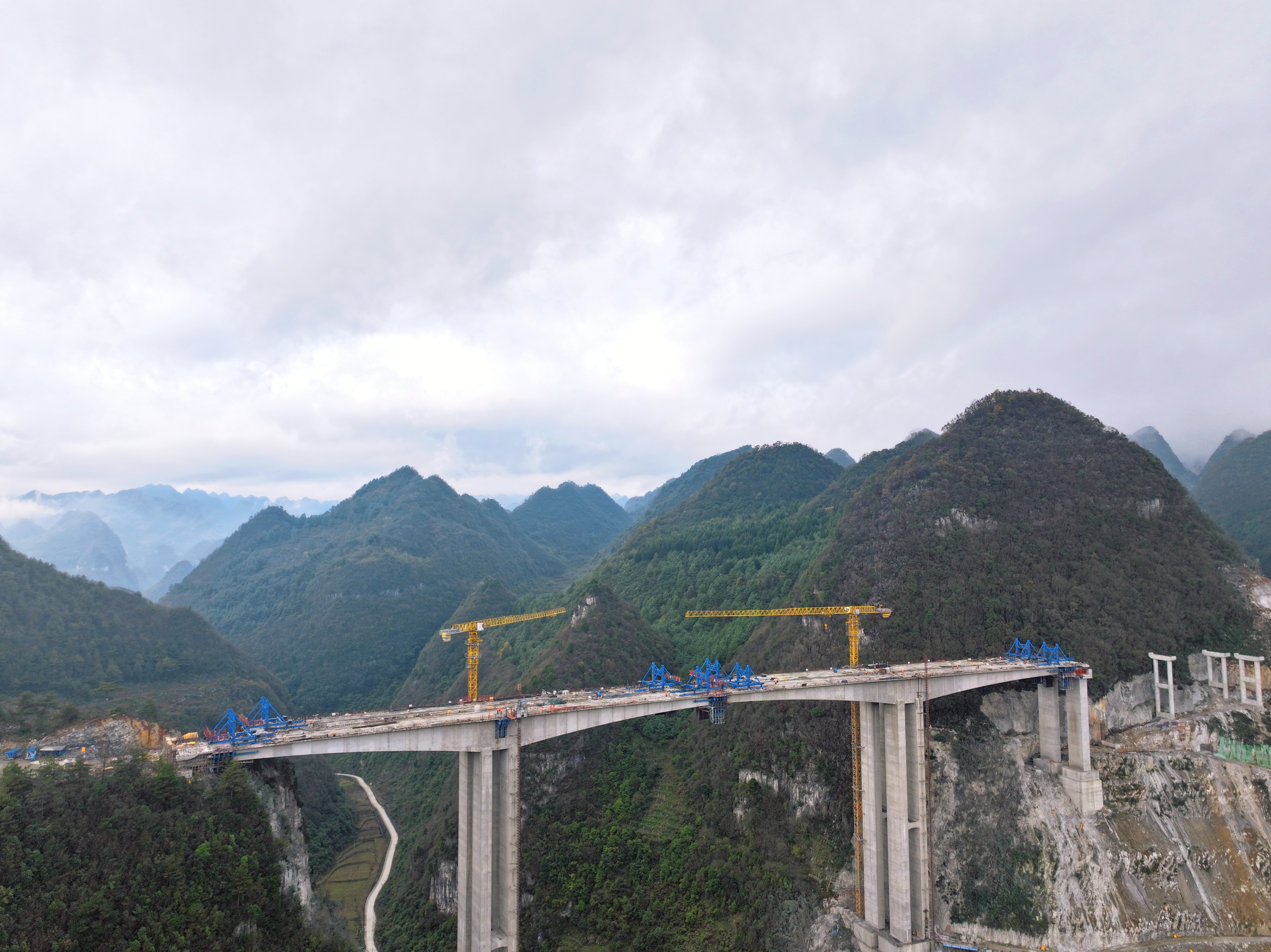 贵州纳赫高速项目中坝Ⅱ号大桥右幅合龙