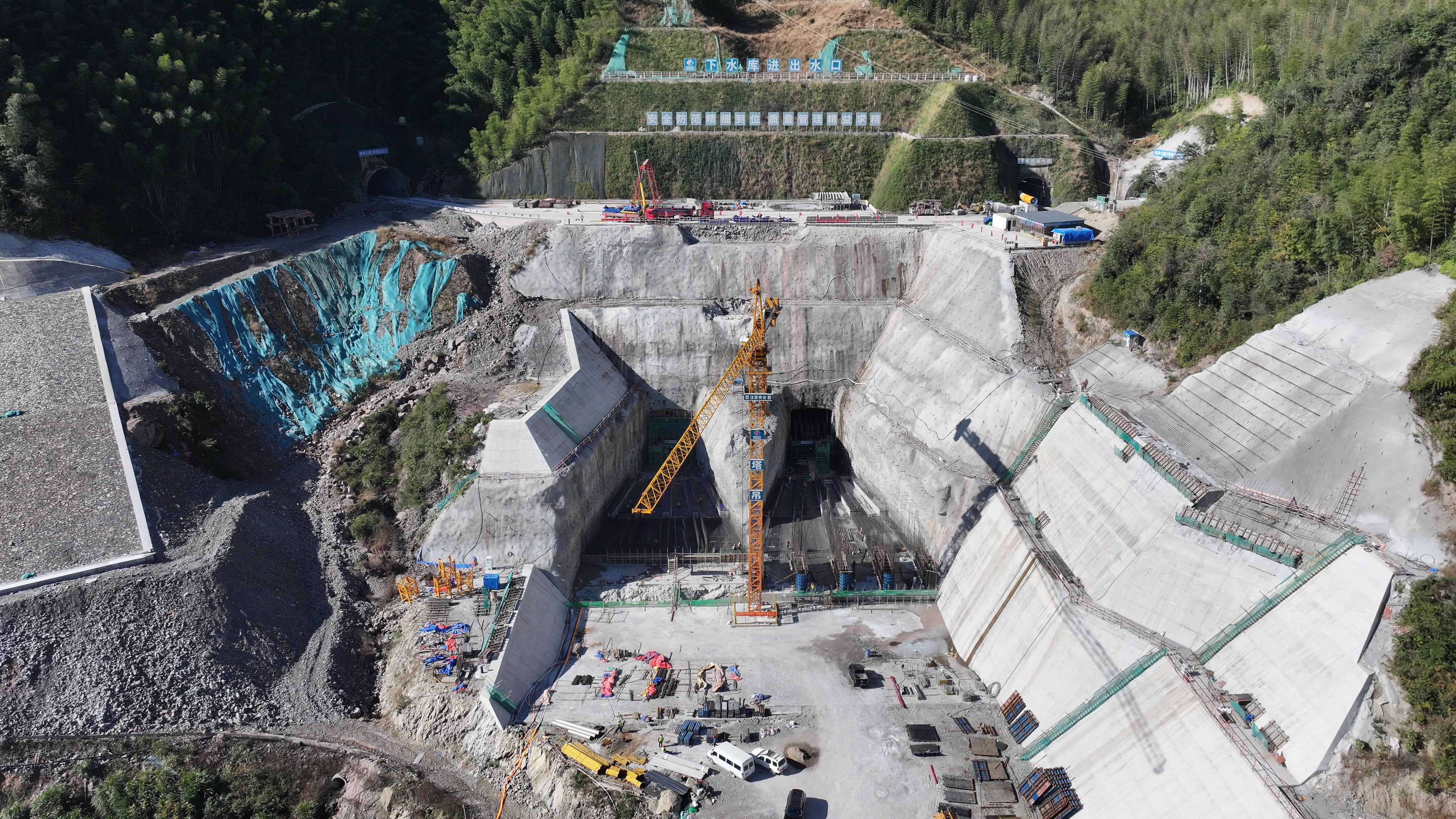 国网新源浙江磐安抽水蓄能电站下库大坝碾压混凝土开始浇筑