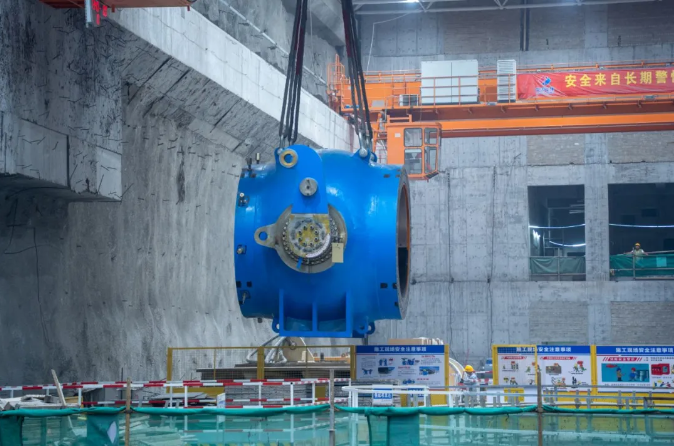 广东梅州抽水蓄能电站二期项目第二台机组进水球阀吊装完成