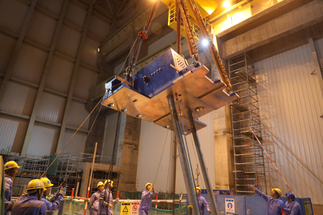 海南昌江3号机组常规岛汽轮机高压轴承箱顺利吊装