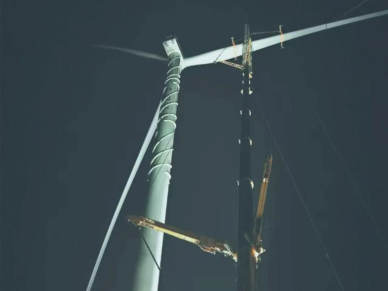 华能浦北壮岭风电场项目首台风机吊装顺利完成