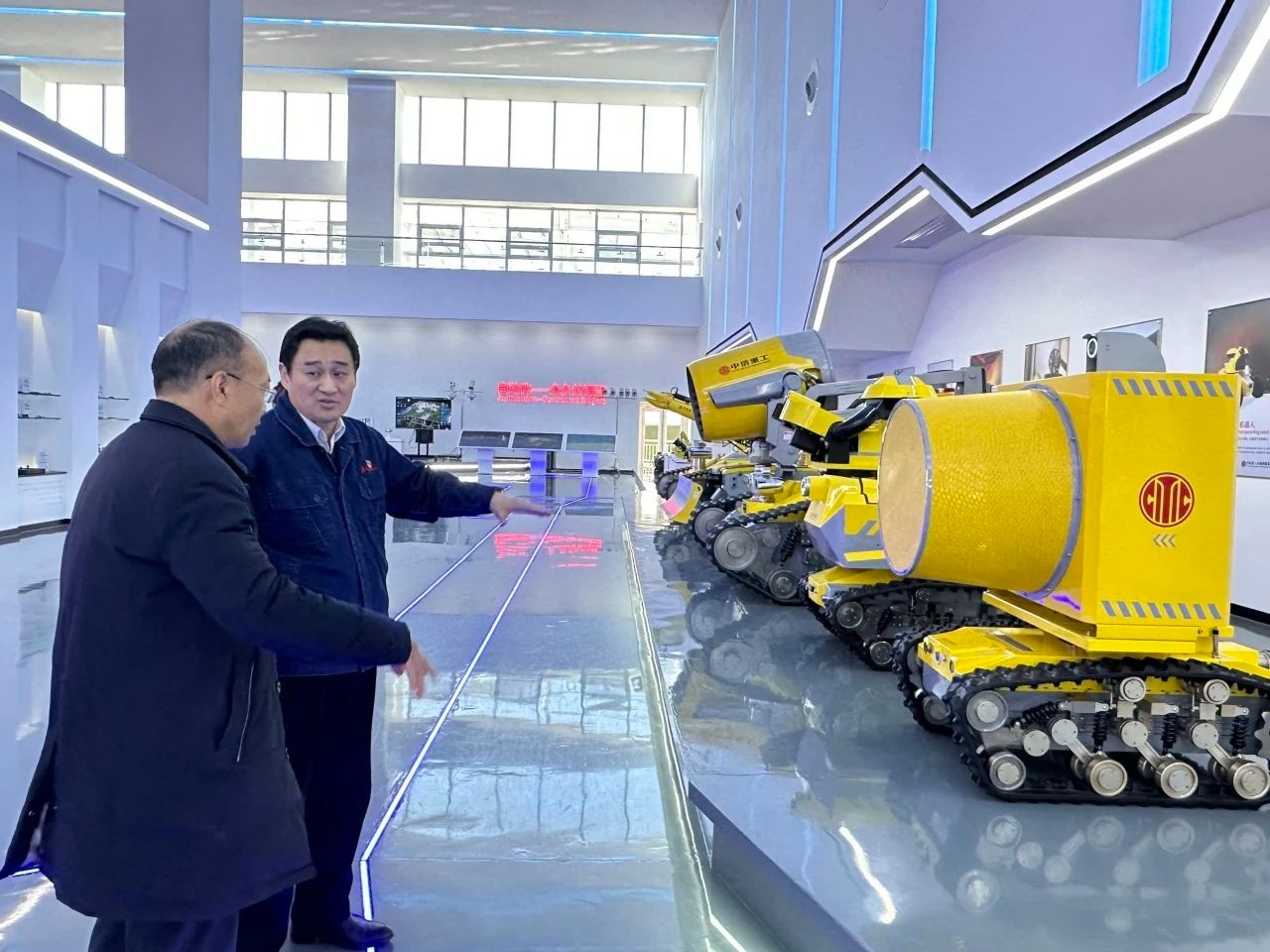 中核电机高卫民一行前往中信重工开诚智能拜访交流