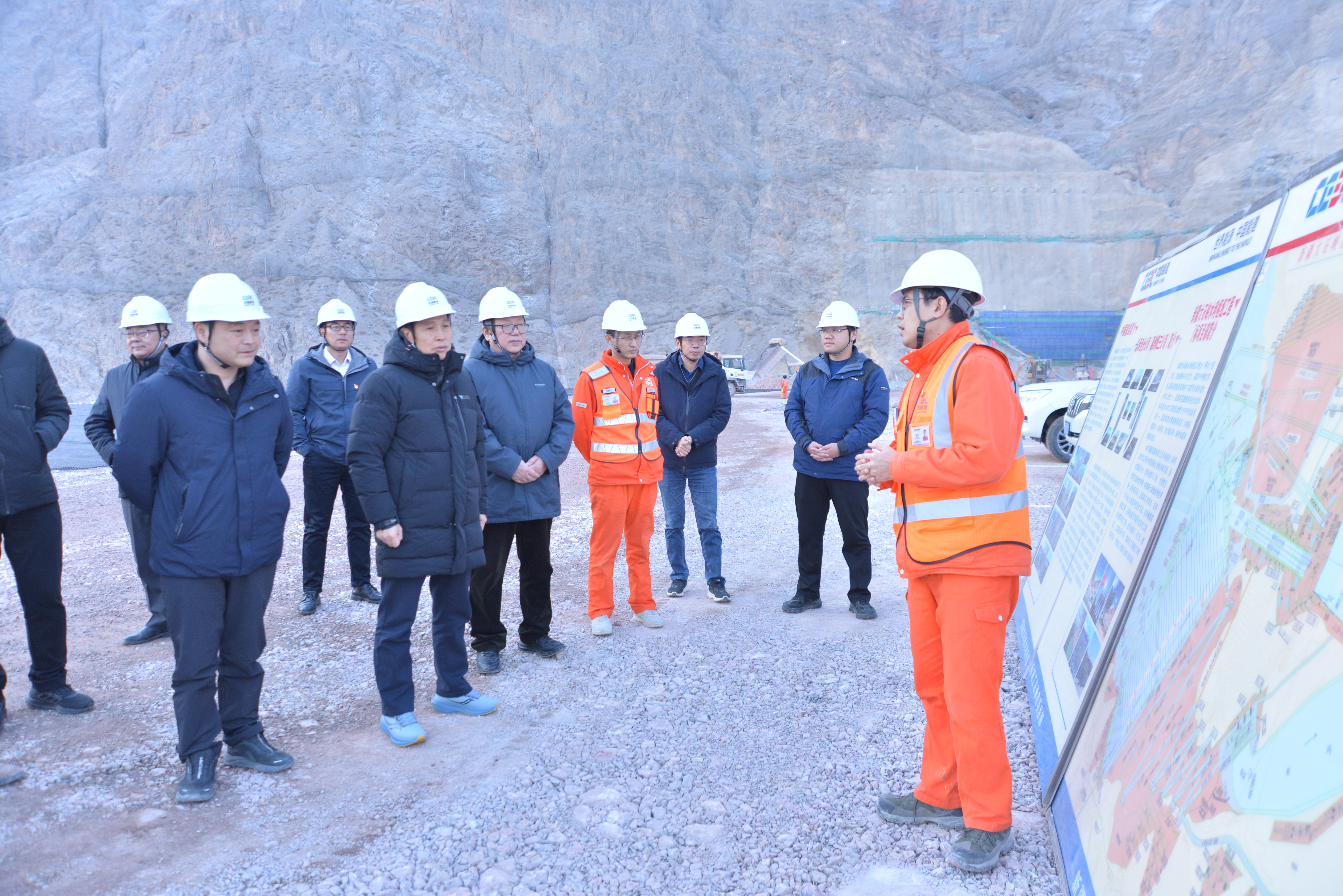中国工程院院士钟登华调研新疆大石峡水利枢纽工程