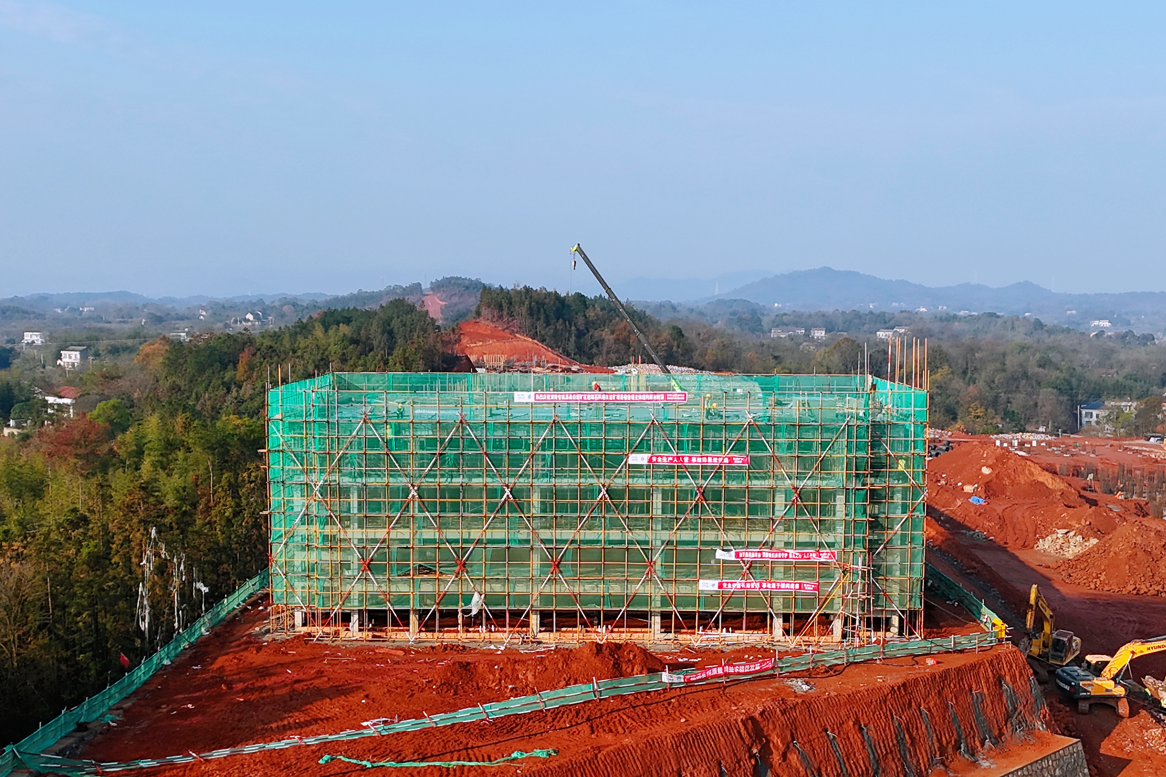 湖南桃源白岩矿区建筑石料用灰岩矿项目尾端加工区房建工程主体结构封顶
