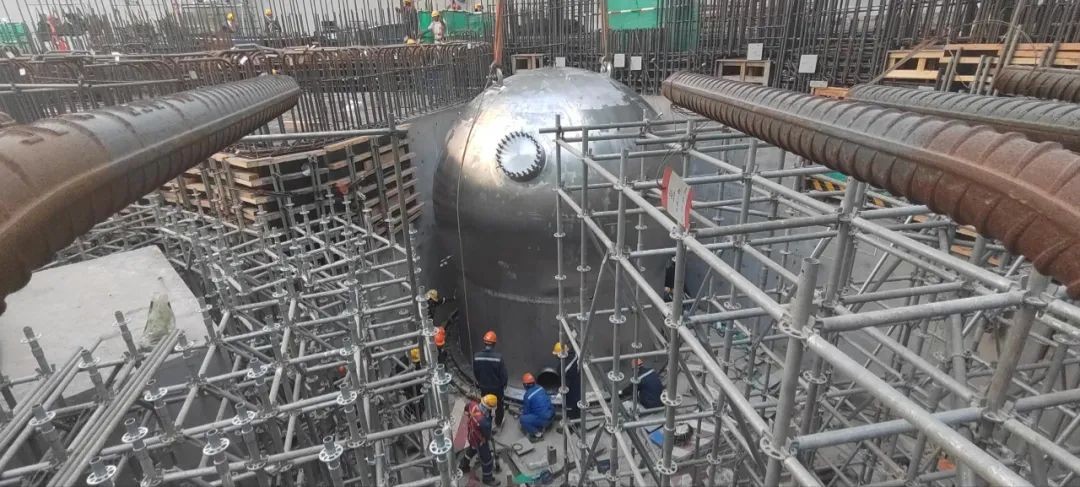 漳州核电3号机组首台安注箱吊装就位