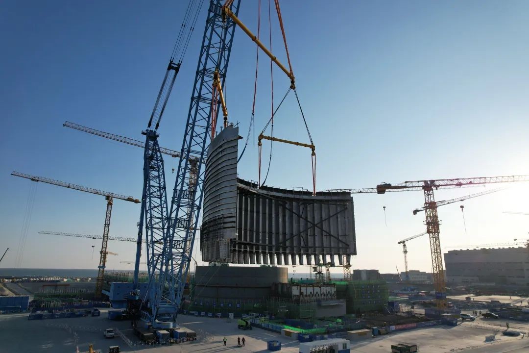 徐大堡核电厂1号机组CA03模块吊装就位