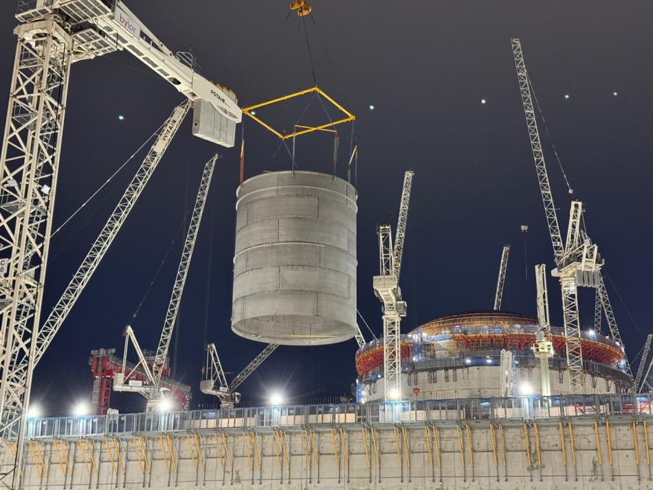 中核华兴承建的英国欣克利角C（HPC）核电站HXA储罐项目成功实现第二个罐体吊装