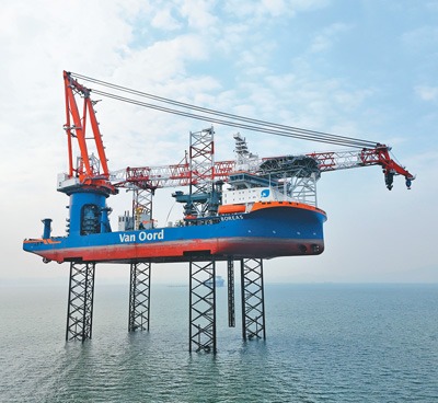全球最大自升自航式海上风电安装船交付