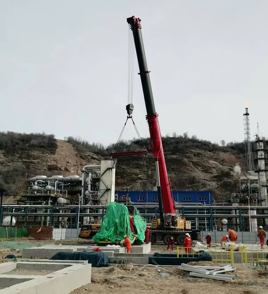 陕西燃气集团60吨大型压缩机吊装一次成功