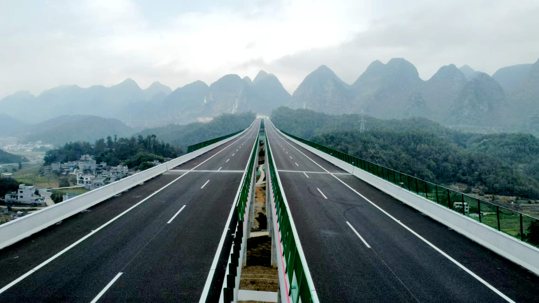 贵州六枝至安龙高速公路通过交工验收