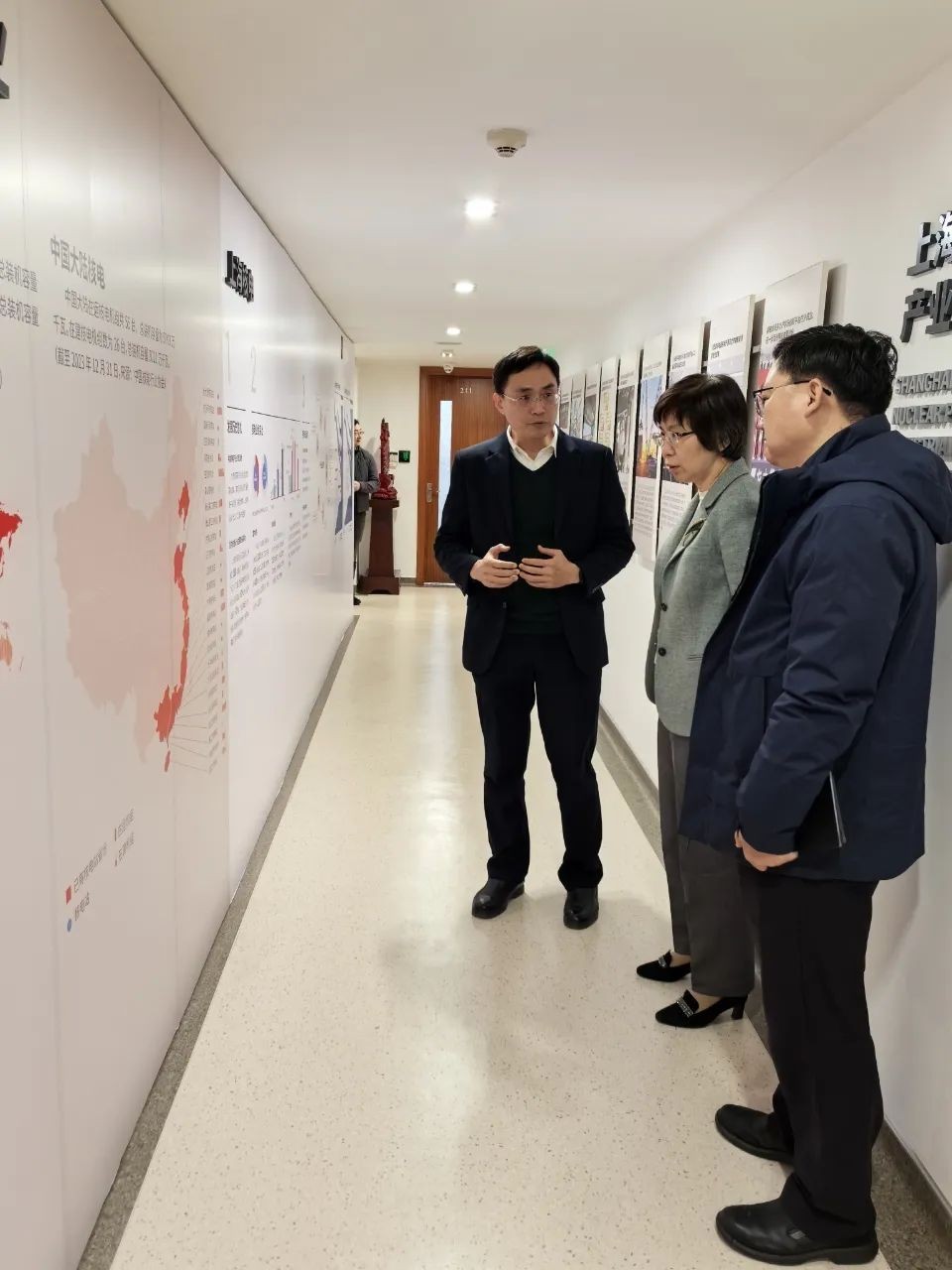 上海市经济信息化委主任张英带队前往上海市核电办调研慰问