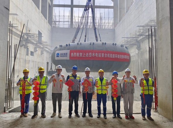 柬埔寨上达岱水电站首台座环蜗壳吊装完成