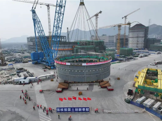 三门核电4号机组钢制安全壳筒体三环吊装就位