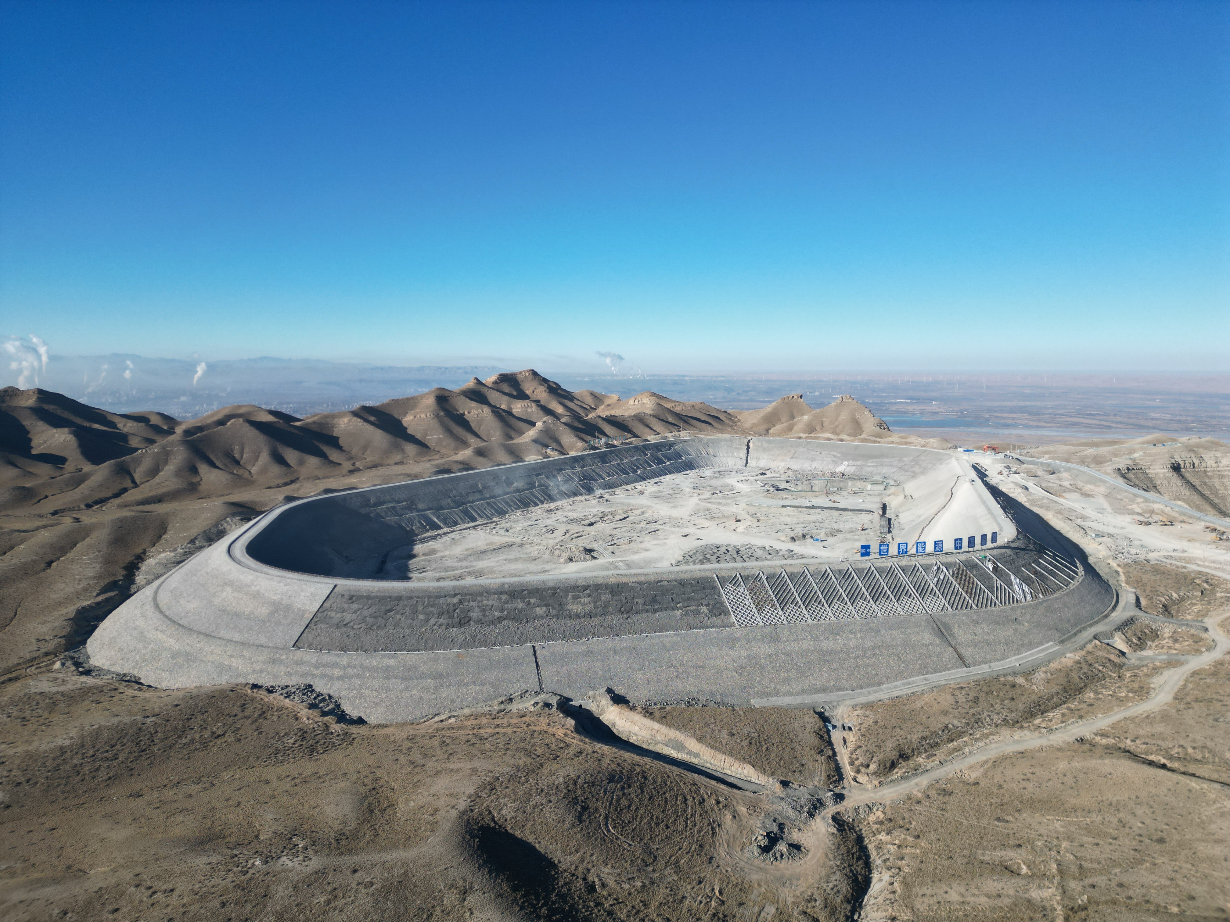 乌海抽水蓄能电站上水库引水系统1号下斜井导井反拉完成