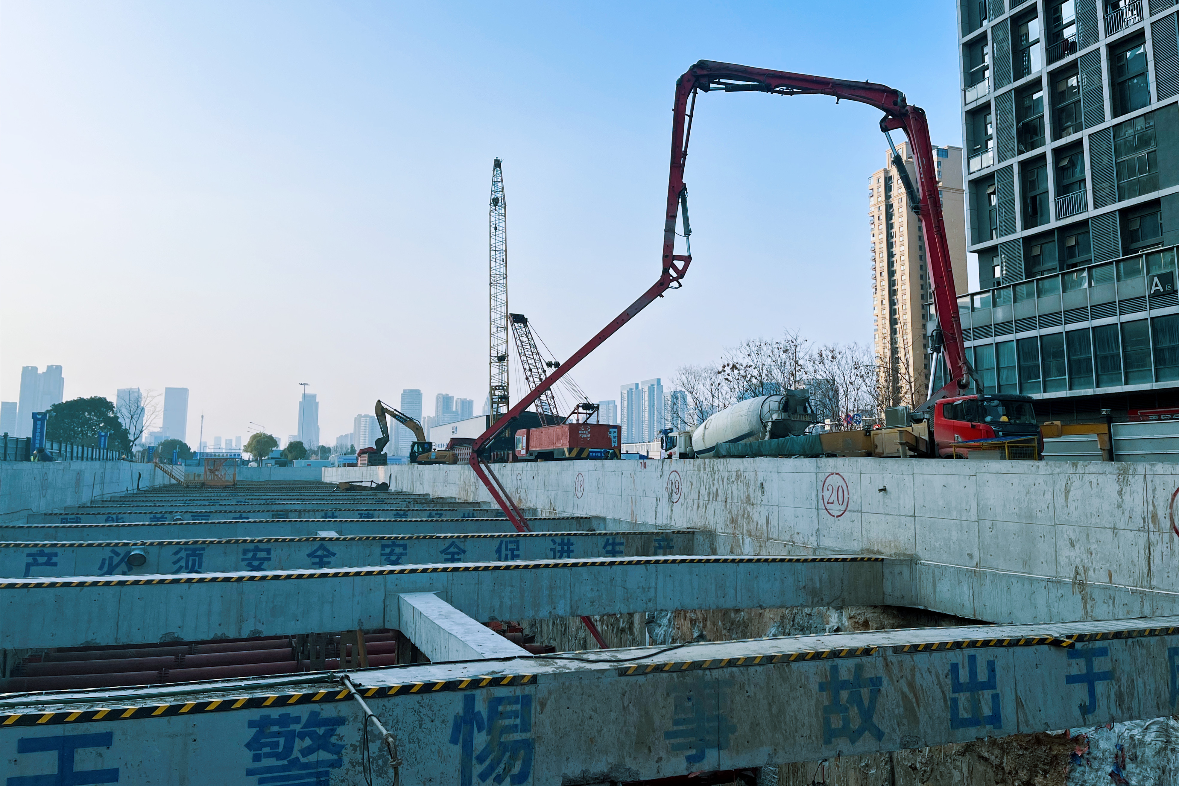 武汉市轨道交通11号线梅林站主体基坑开挖见底