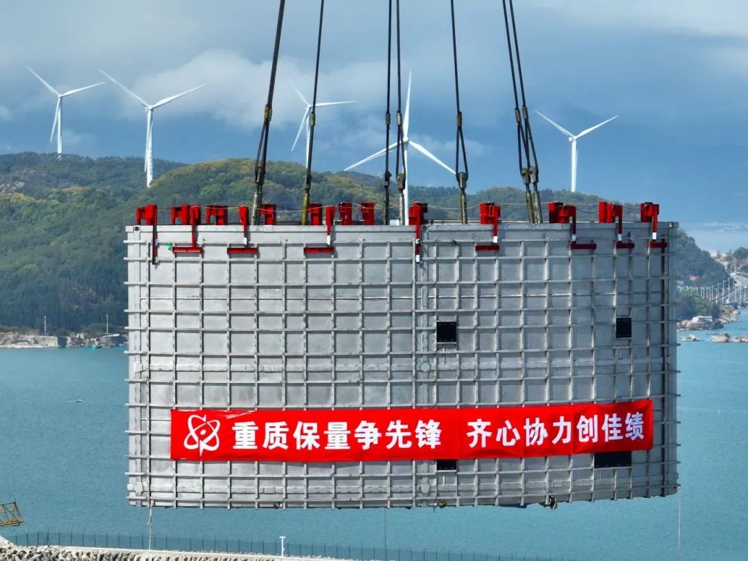 漳州核电3号机组非能动堆腔注水箱模块一吊装就位