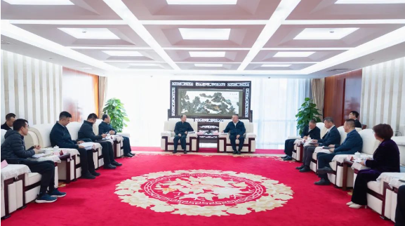 叶向东与重庆市渝中区委书记黄茂军举行会谈