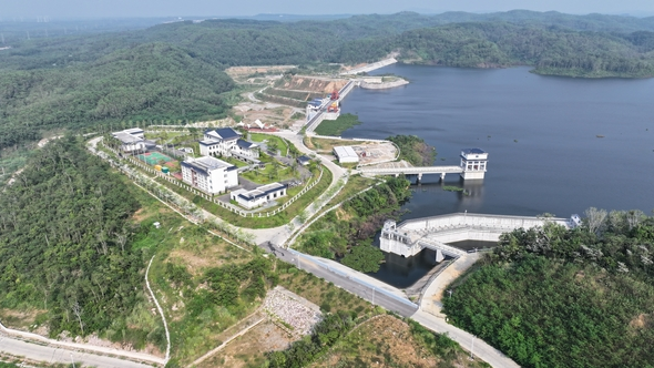 海南天角潭水利枢纽工程正式投产发电