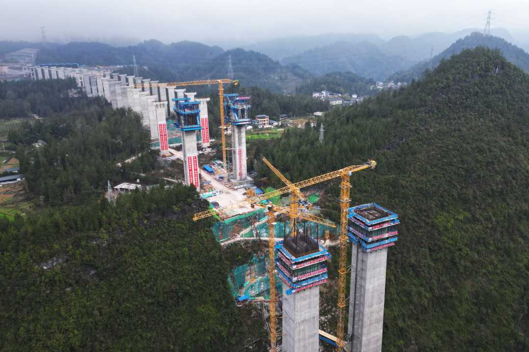 【经济日报】湖北咸丰：深山峡谷建高速