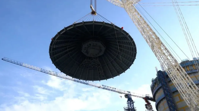 海阳核电3号机组钢穹顶吊装成功