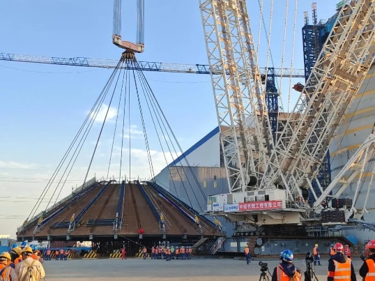 海阳核电3号机组核岛钢穹顶吊装成功