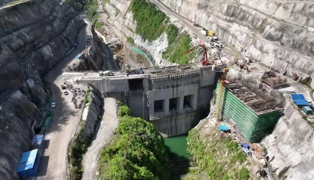 水电十局印尼巴塘水电站大坝全线封顶