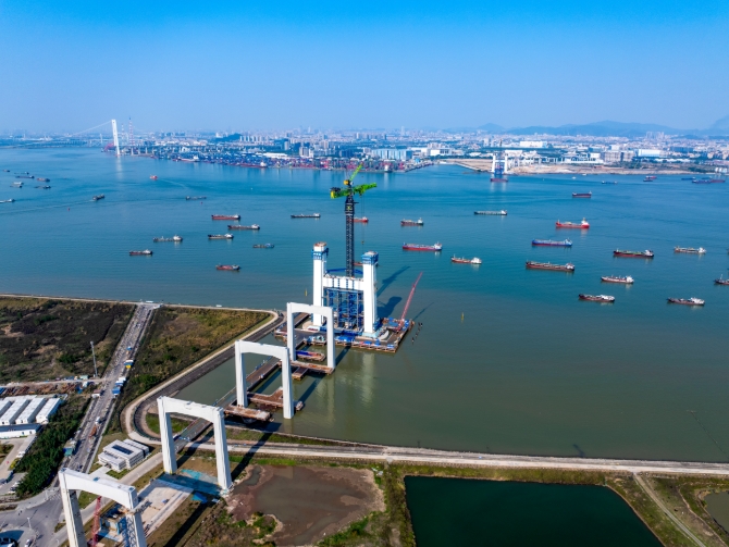 世界最高双层悬索桥索塔突破100米